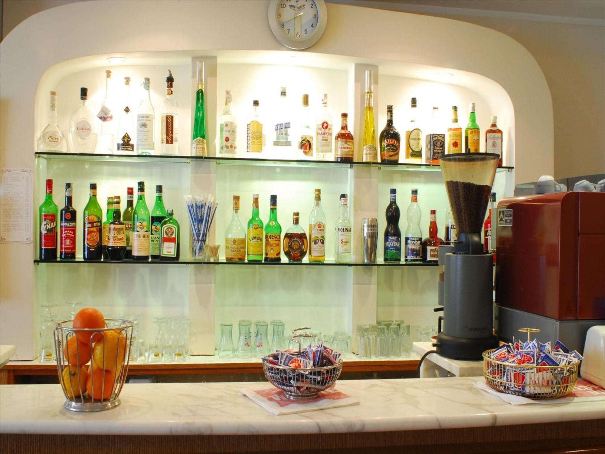Hotel Veliero Римини Екстериор снимка