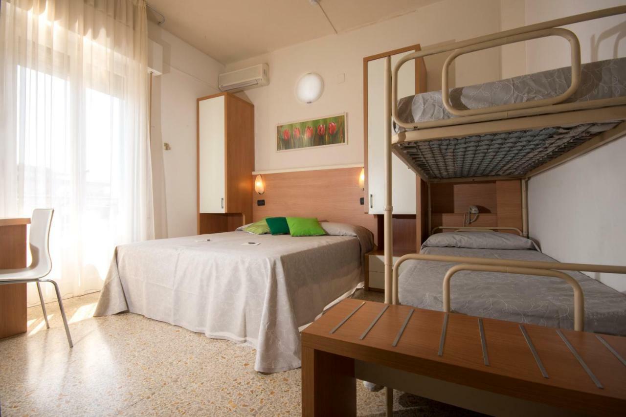 Hotel Veliero Римини Екстериор снимка