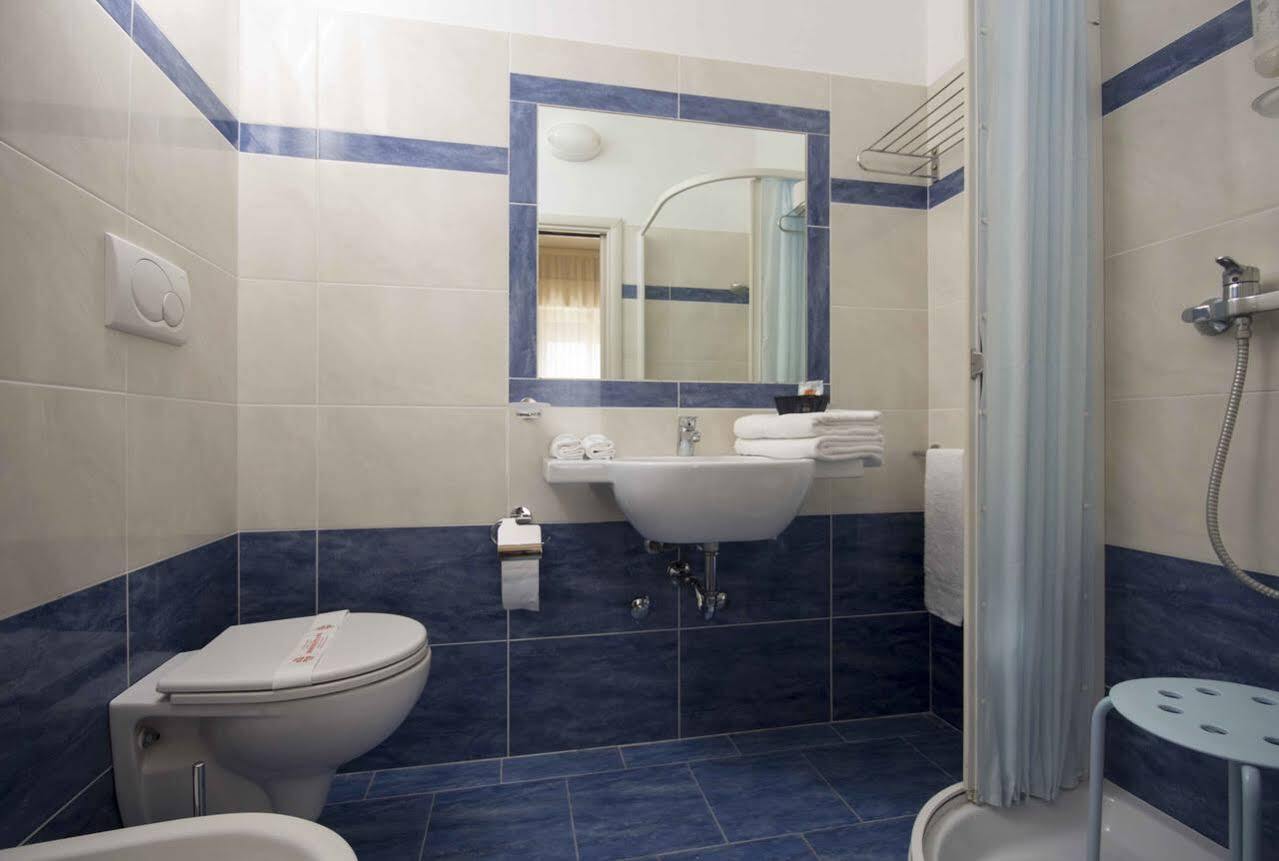 Hotel Veliero Римини Екстериор снимка