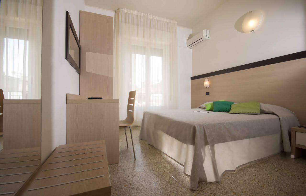 Hotel Veliero Римини Екстериор снимка