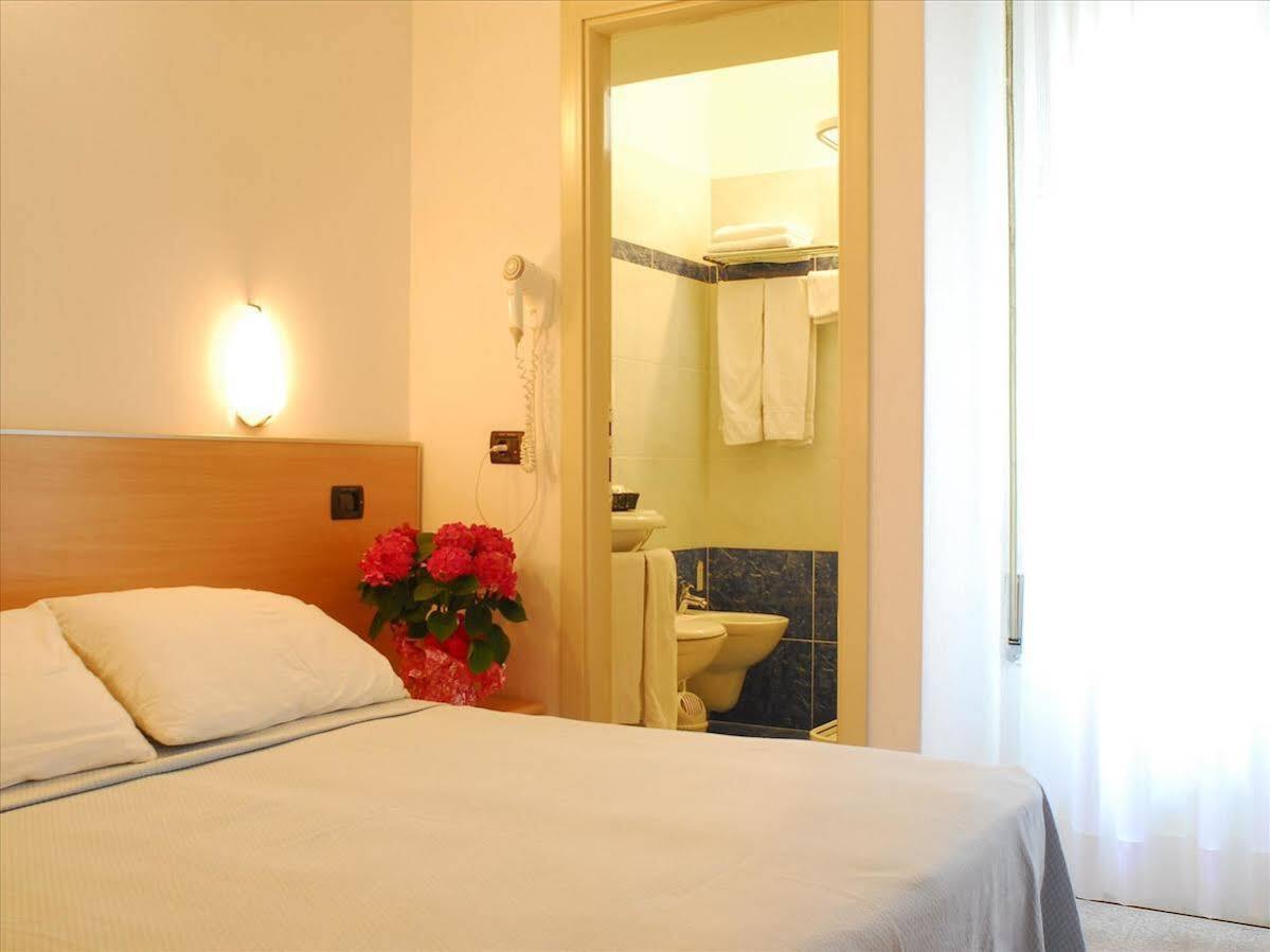 Hotel Veliero Римини Екстериор снимка
